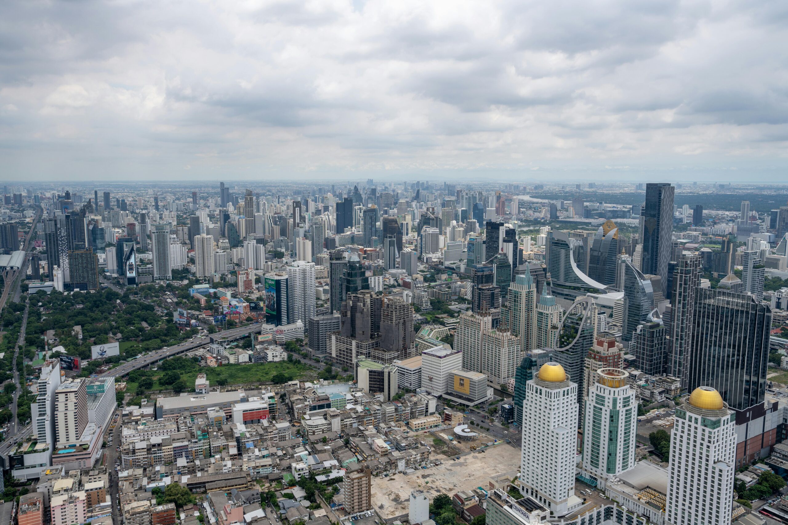 Erfolgreiches High Ticket Affiliate Marketing: Strategien und Tipps 2 Atemberaubende Luftaufnahme der modernen Skyline von Bangkok unter bewölktem Himmel.