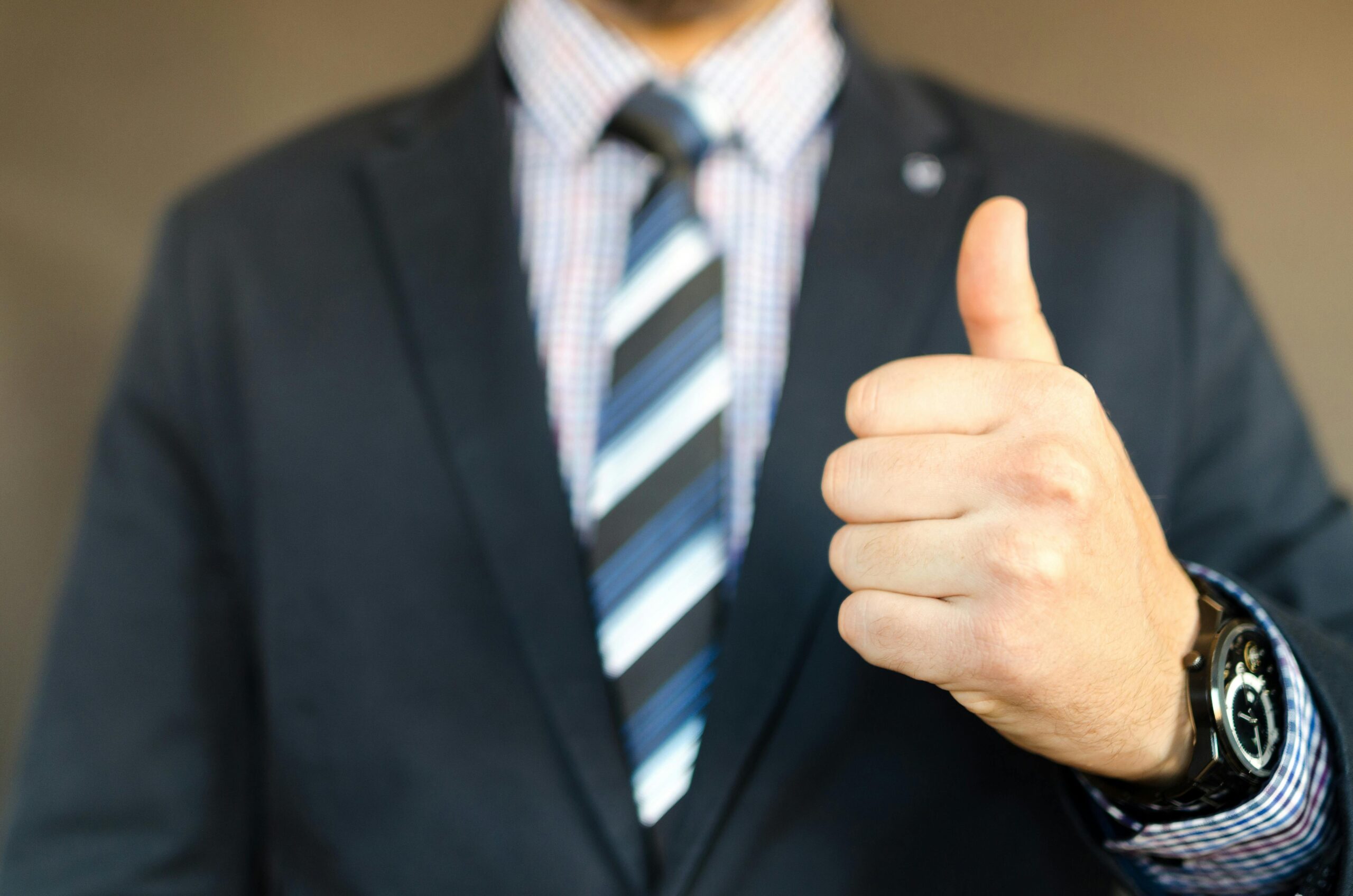 Grundlagen des Affiliate Marketings: Ein Leitfaden 2 Mann In Der Schwarzen Formellen Anzugjacke