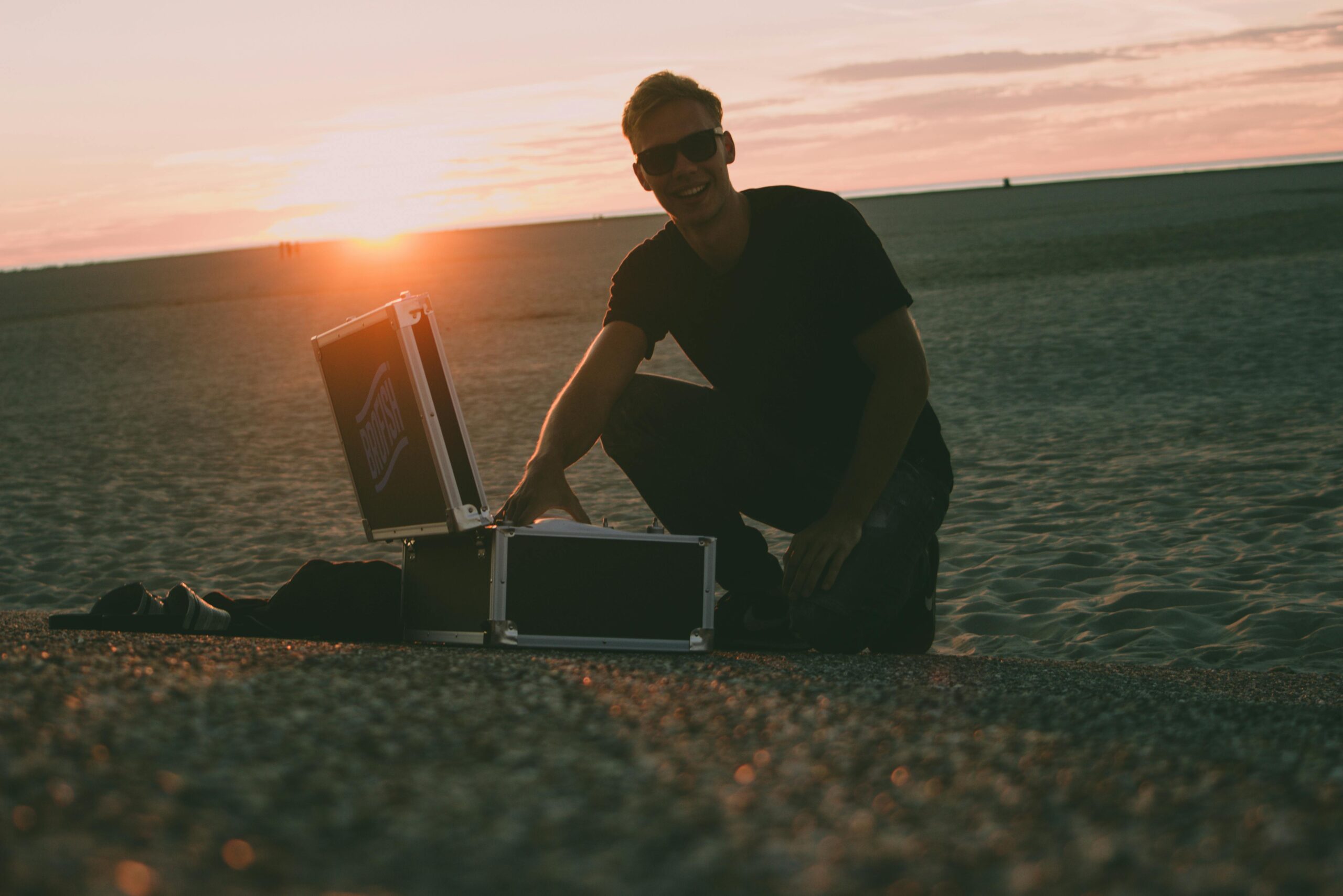 Affiliate Marketing Erfolgsplan: Tipps für nachhaltigen Gewinn 2 Mann In Der Nähe Von Black Flight Case