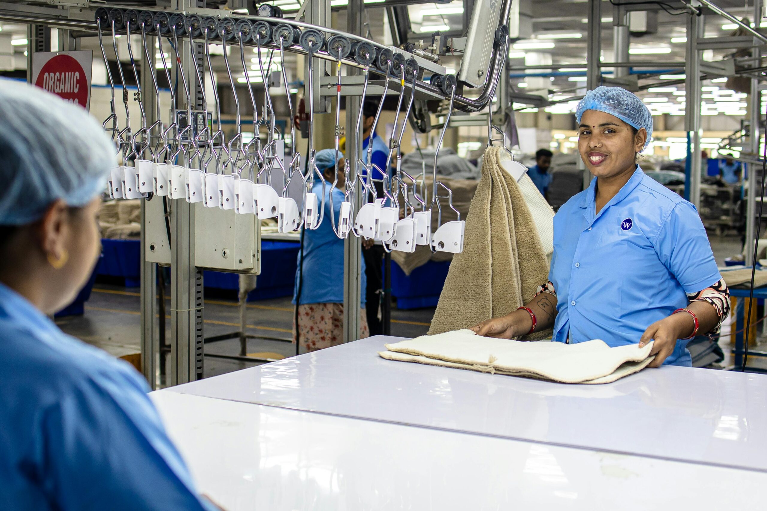 Eine effektive Lead-Maschine aufbauen: Schritt-für-Schritt 2 Diverse Textilfabrikarbeiter In Uniform