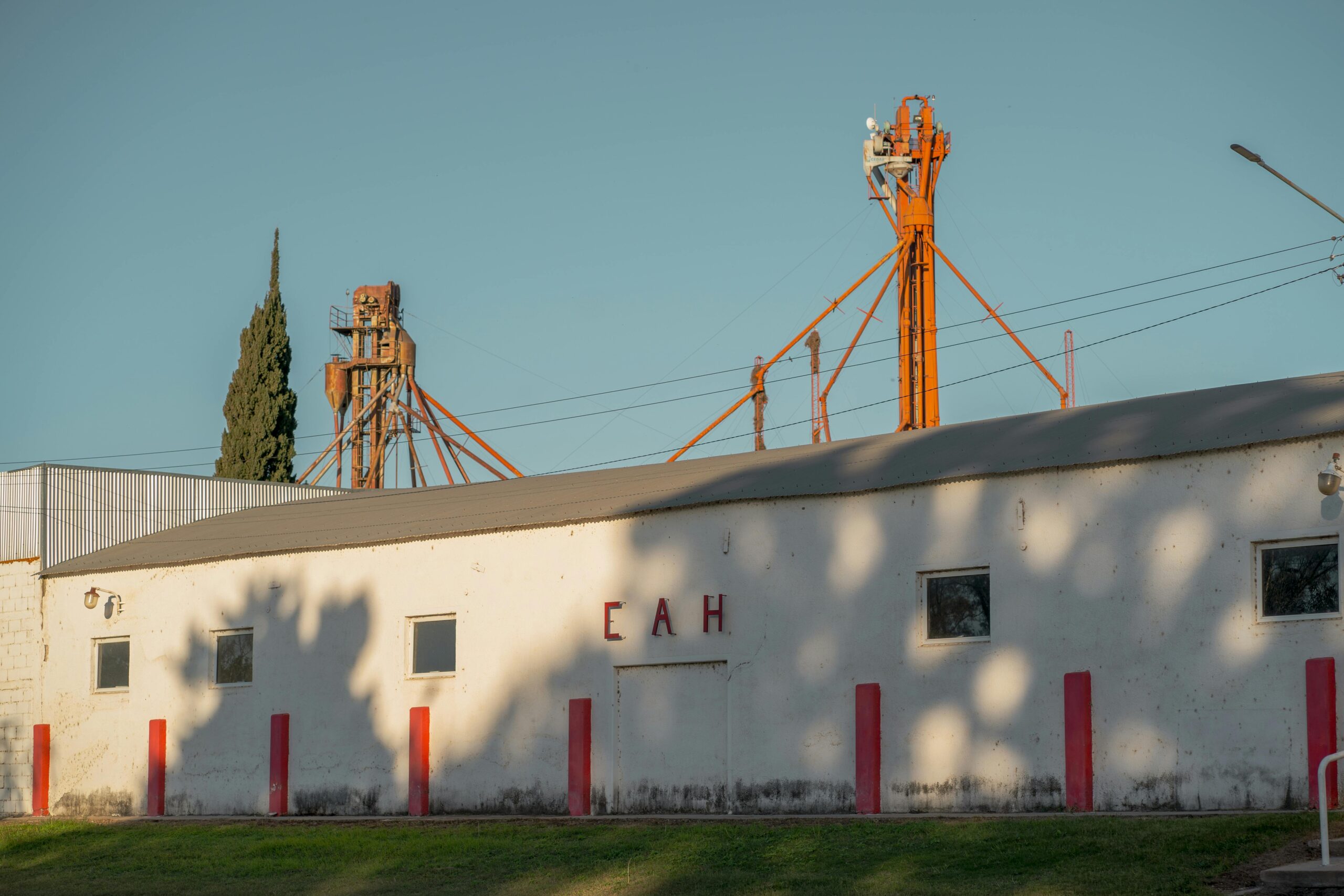 Top Strategien für erfolgreiches Affiliate-Marketing 2023 2 Blick auf ein Industriegebäude mit Maschinen in Las Isletillas, Córdoba, Argentinien.