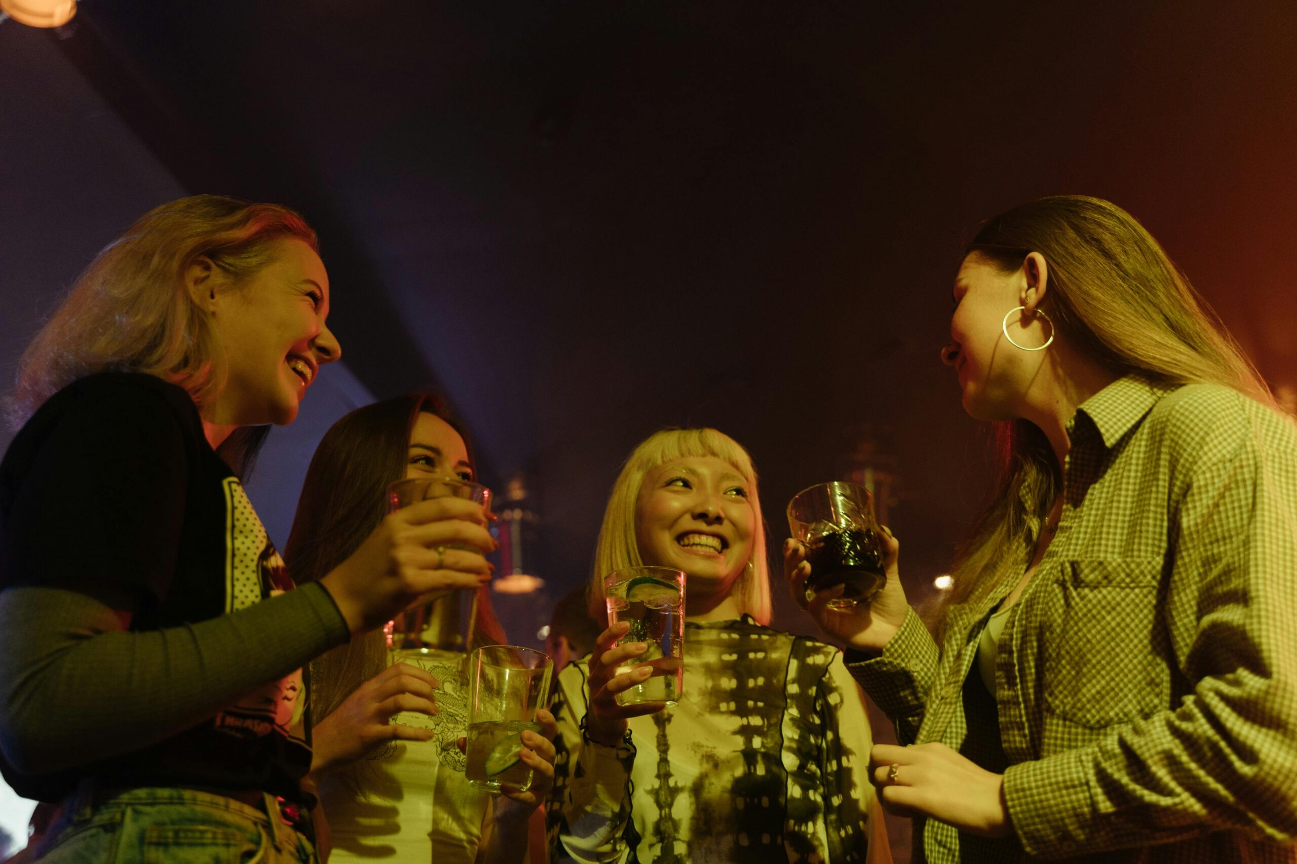 Profit Buddies Cash Club: Schnelles Geld verdienen leicht gemacht 2 Kostenloses Stock Foto zu #indoor, alkohol, amerikanische bar