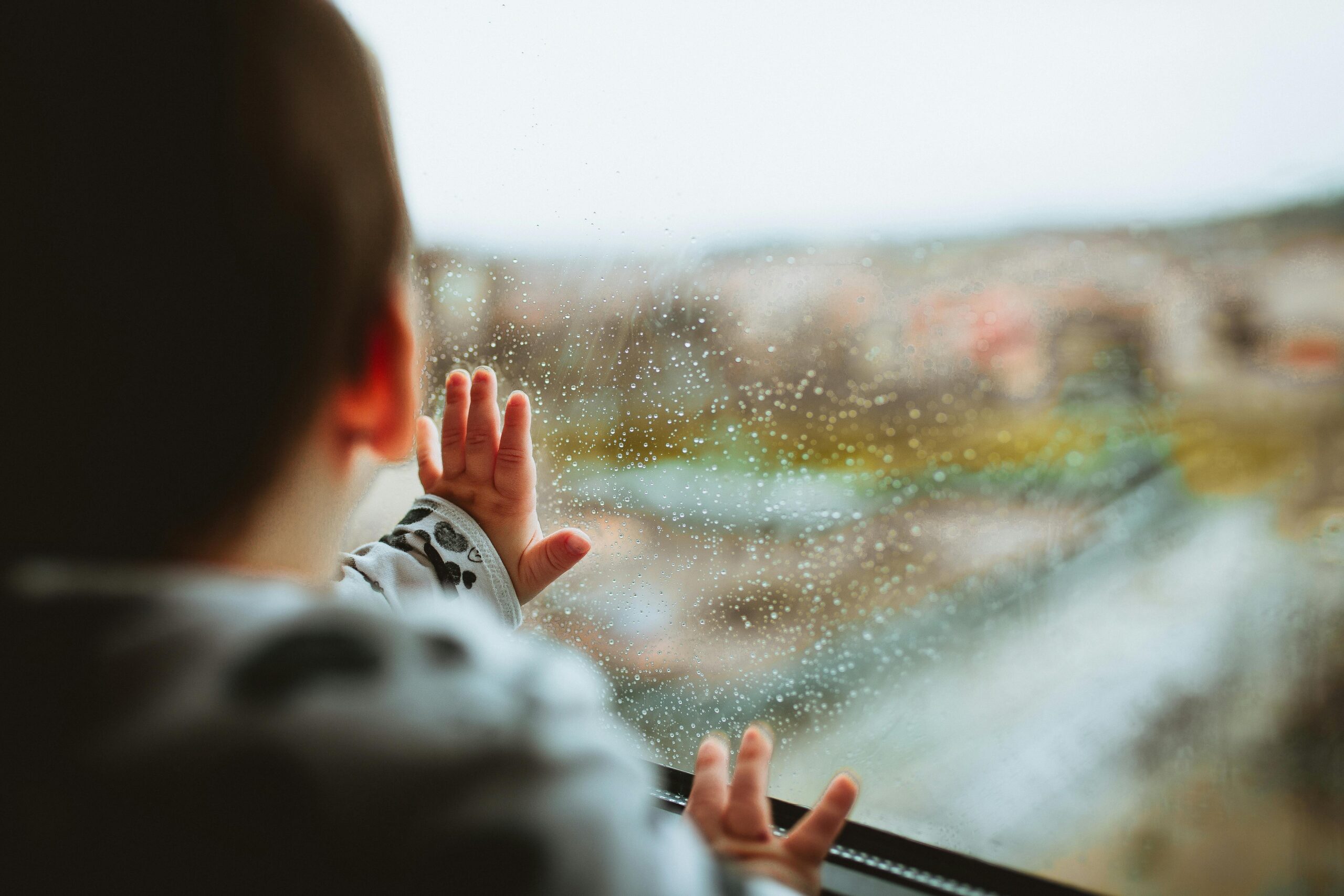 Künstliche Intelligenz für virale TikTok-Videos nutzen 2 Selektive Fokusfotografie Eines Babys, Das Durch Das Fenster Schaut