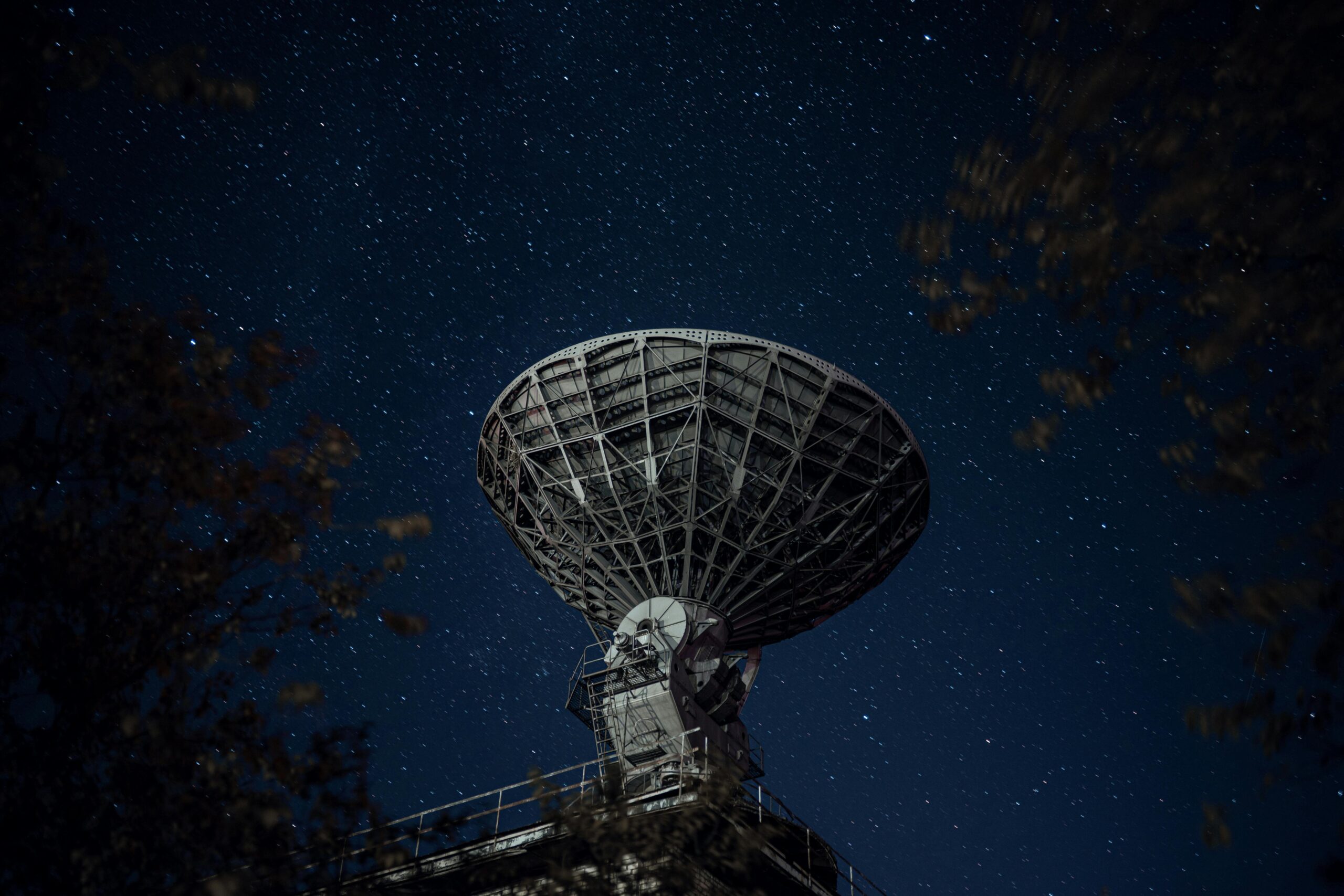 Erfolgreiches Affiliate-Marketing: Tipps und Strategien 2 Weißer Satellit Unter Sternenklarer Nacht