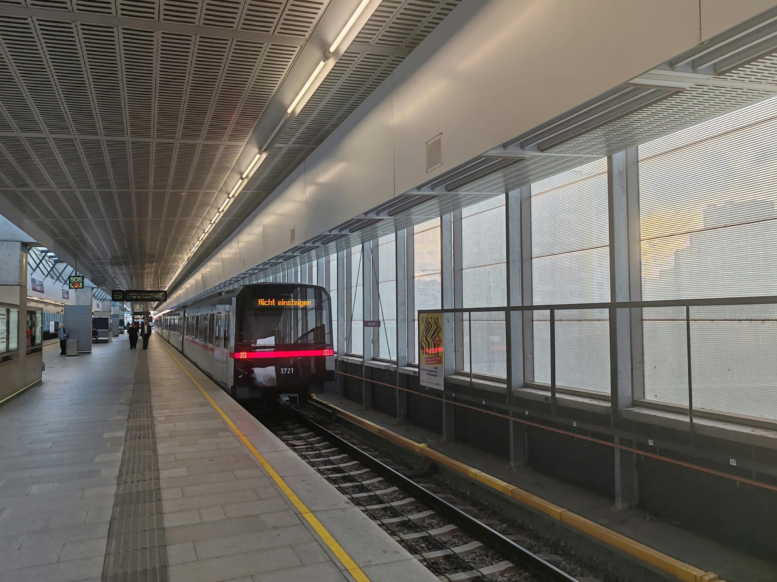 High-Ticket-Affiliate: Strategien, Risiken und Best Practices 2 Eine Wiener U-Bahn-Station, in der bei Sonnenuntergang ein Zug einfährt â ein Beispiel für modernes Stadtdesign.